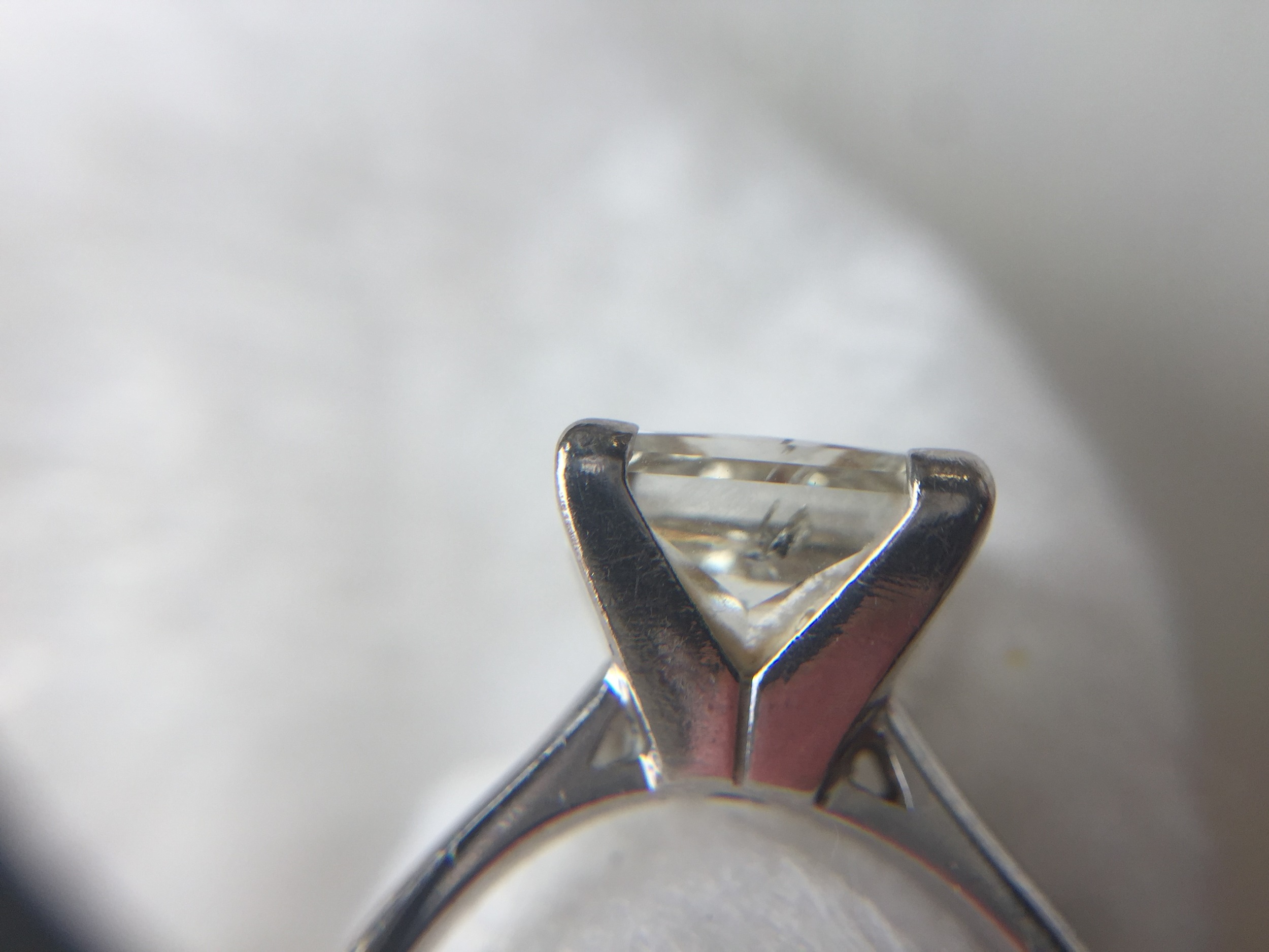 AN IMPRESSIVE DIAMOND SOLITAIRE RING - Image 3 of 9