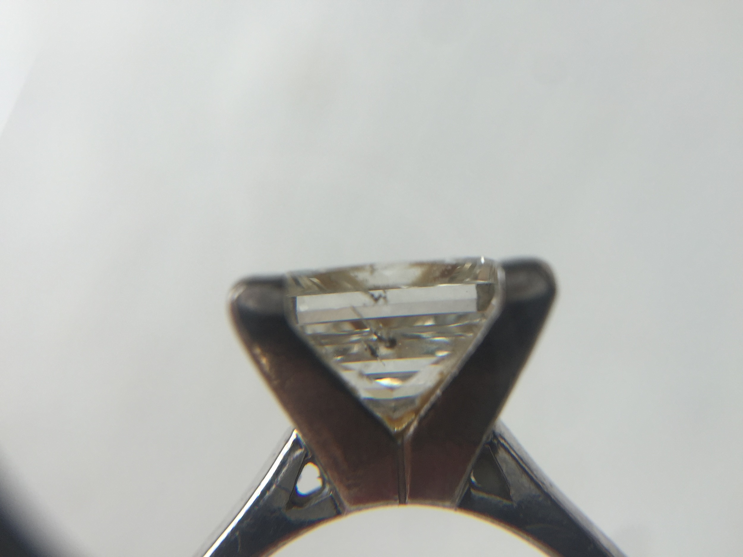 AN IMPRESSIVE DIAMOND SOLITAIRE RING - Image 7 of 9