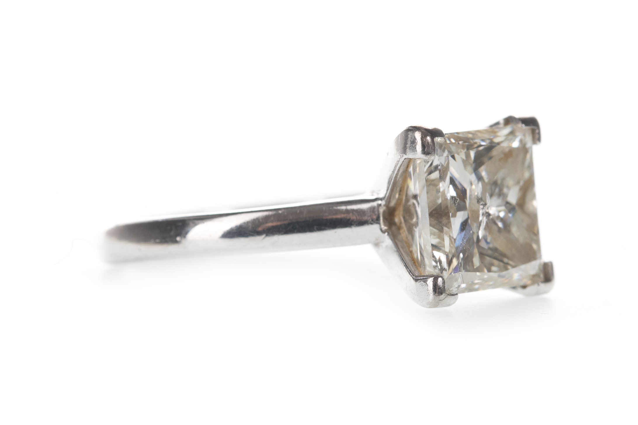 AN IMPRESSIVE DIAMOND SOLITAIRE RING - Image 4 of 9