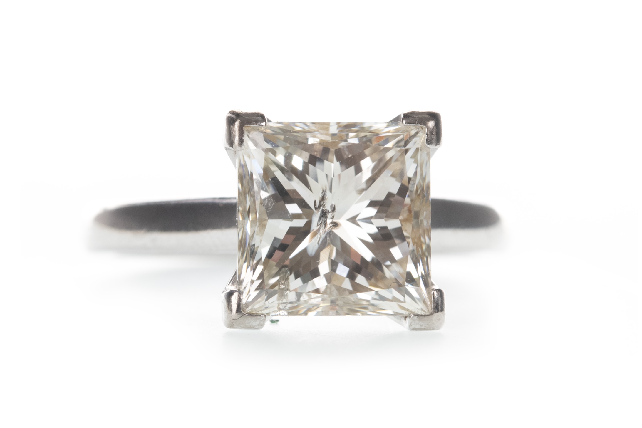 AN IMPRESSIVE DIAMOND SOLITAIRE RING