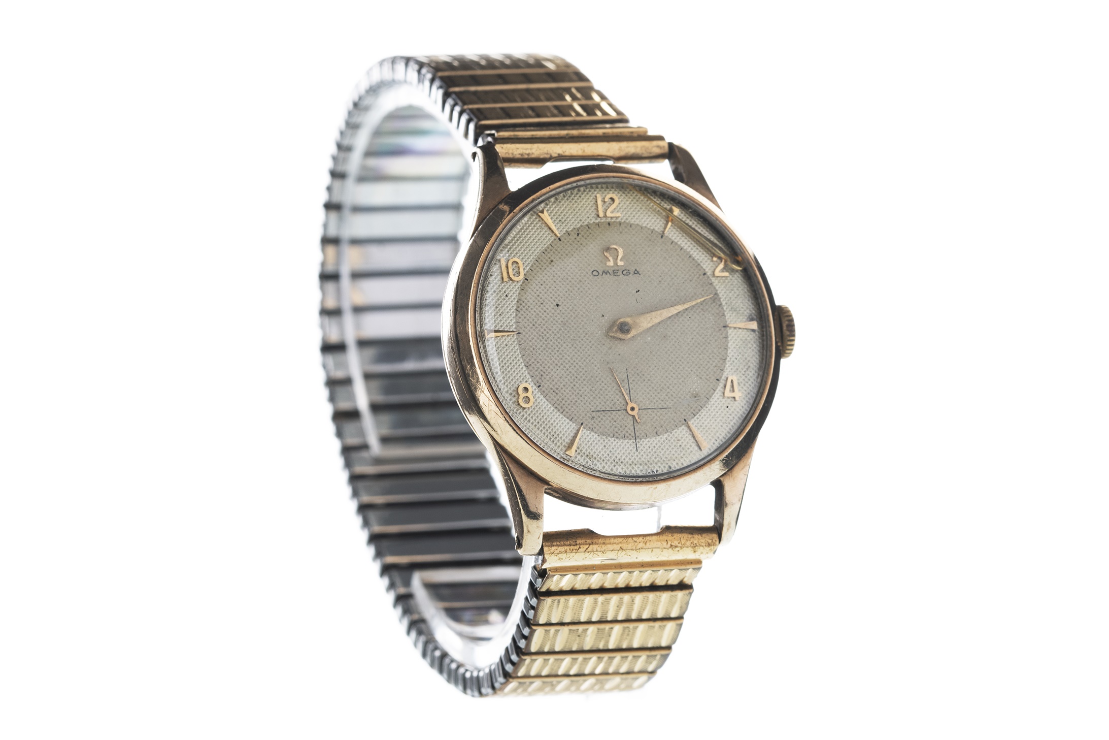 A GENTLEMAN'S OMEGA NINE CARAT GOLD MANUAL WIND WRIST WATCH