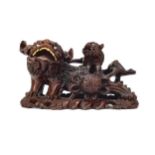 A LATE 19TH CENTURY CARVED FIGURE GROUP OF A FOE DOG AND PUP