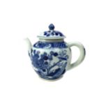 AN EARLY 20TH CENTURY CHINESE BLUE AND WHITE TEA POT,