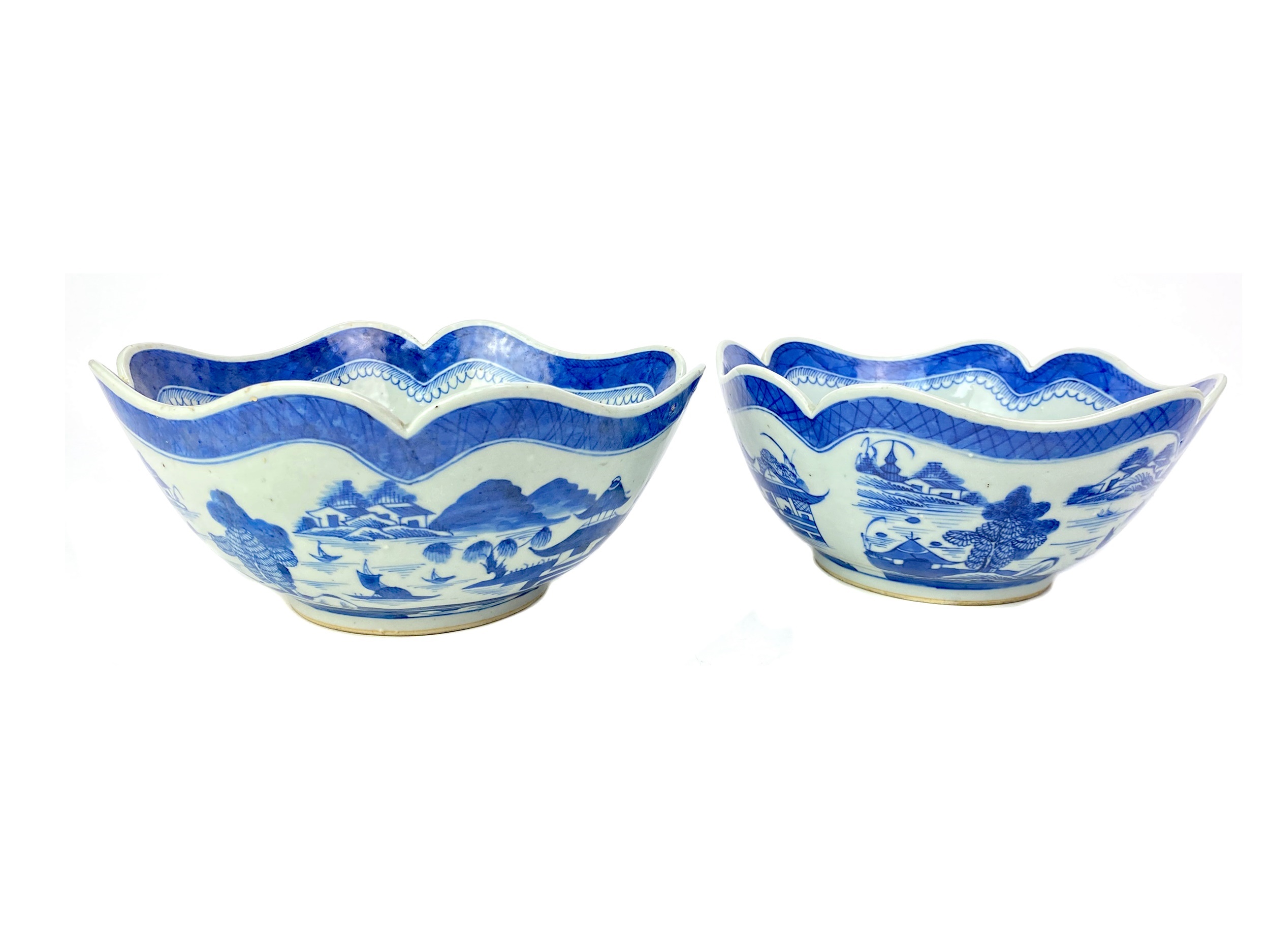 A PAIR OF LATE 19TH CENTURY CHINESE BLUE AND WHITE BOWLS