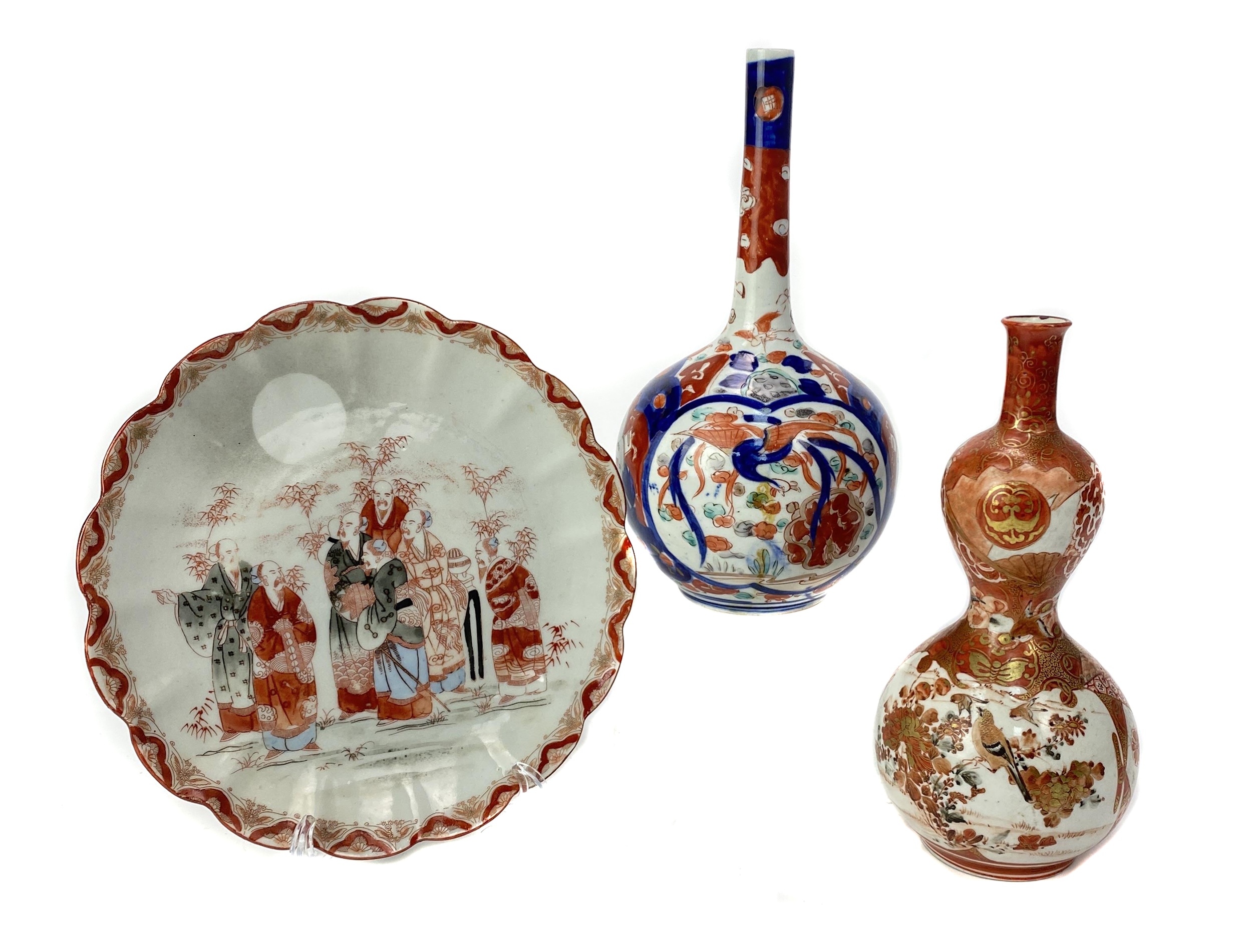 AN EARLY 20TH CENTURY JAPANESE KUTANI VASE, A BOTTLE VASE AND A KUTANI CIRCULAR PLATE