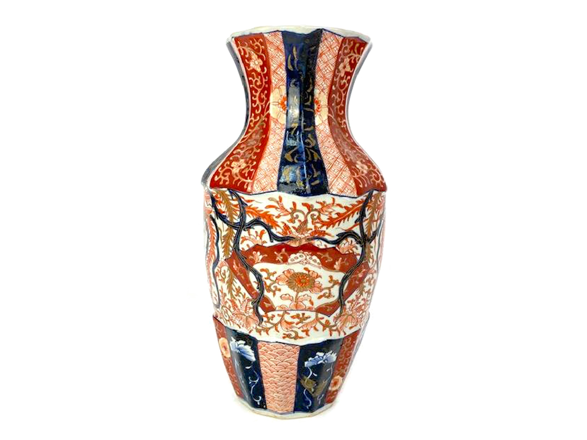 AN EARLY 20TH CENTURY JAPANESE IMARI PATTERNED VASE