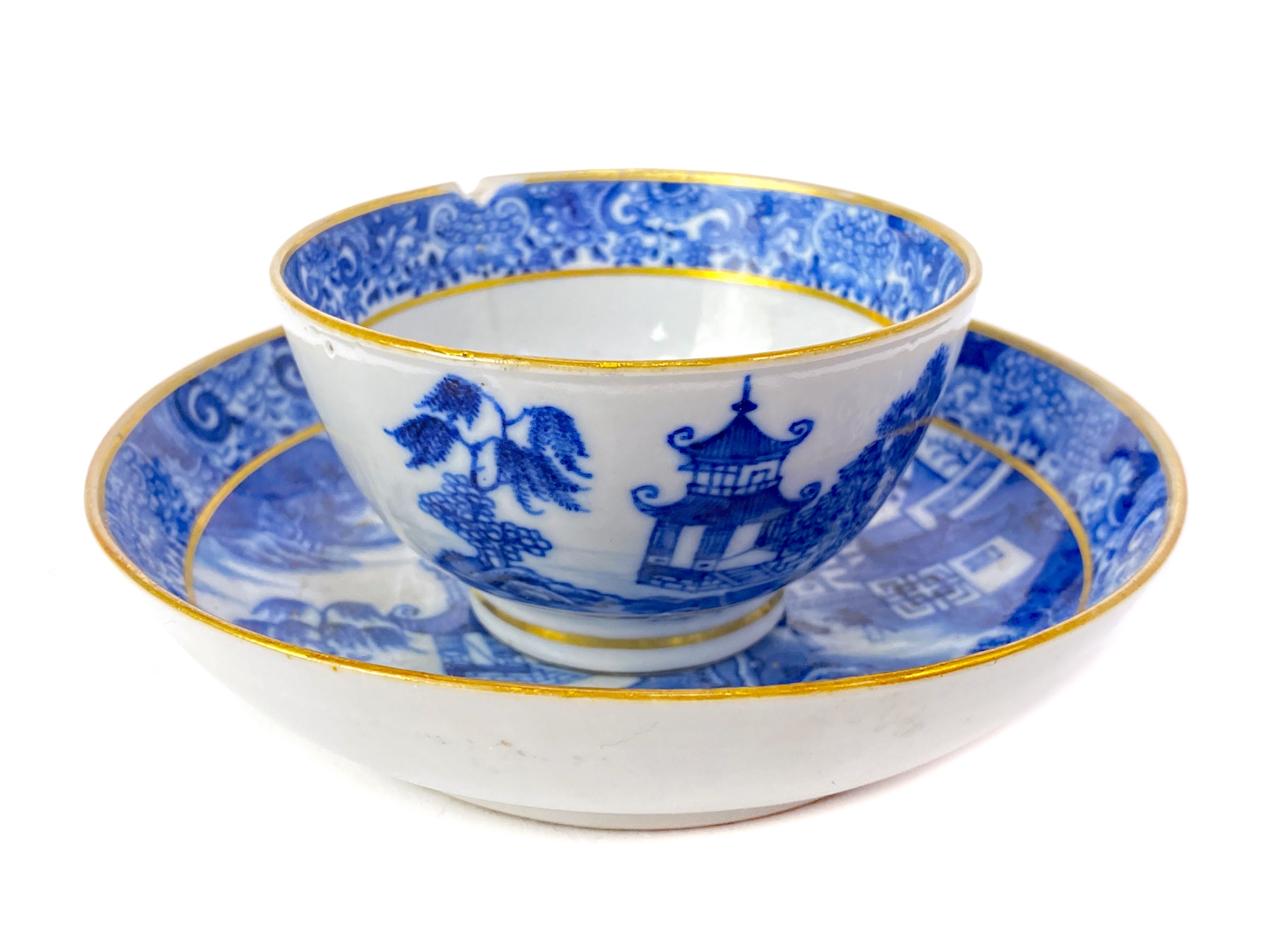 A LATE 18TH CENTURY TEA BOWL AND SAUCER
