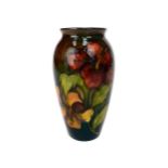 AN EARLY 20TH CENTURY MOORCROFT VASE