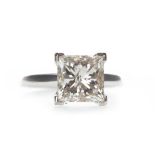 AN IMPRESSIVE DIAMOND SOLITAIRE RING