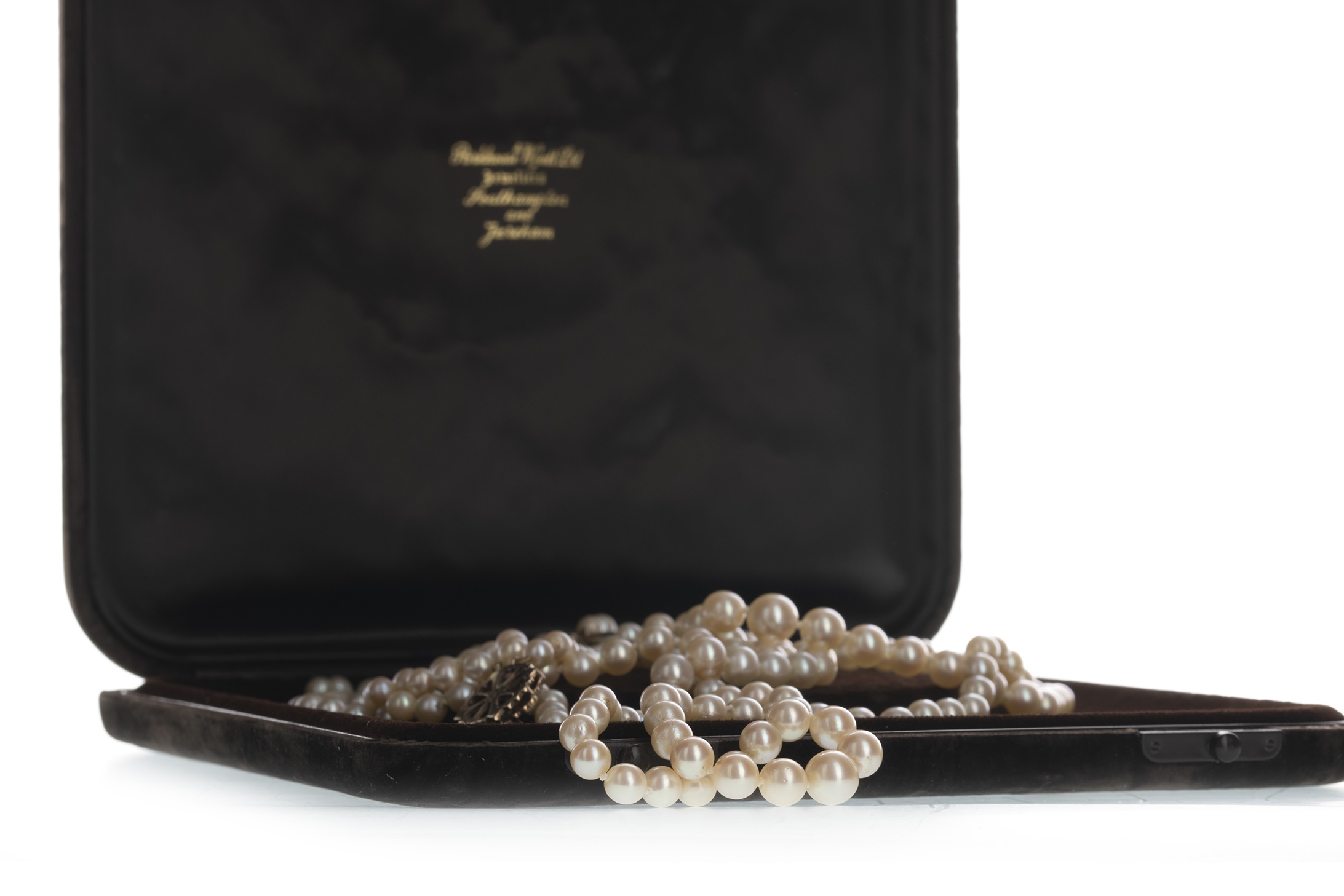 A THREE STRAND PEARL NECKLACE - Image 2 of 4