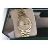 A GENTLEMAN'S ROLEX OYSTER PERPETUAL DAY DATE EIGHTEEN CARAT GOLD AUTOMATIC WRIST WATCH