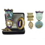 A COLLECTION OF SILVER GILT AND OTHER MASONIC JEWELS