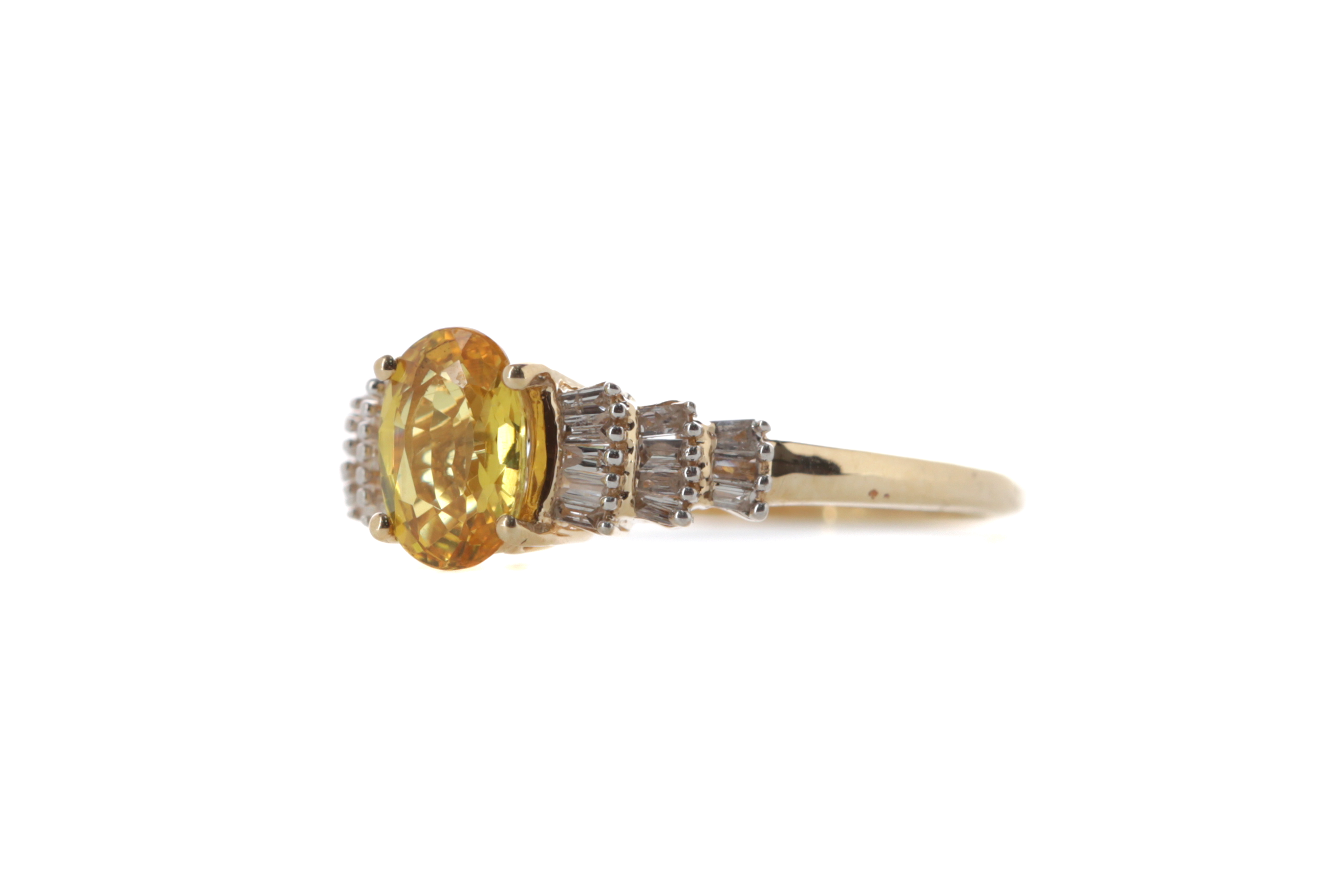 A YELLOW SAPPHIRE AND DIAMOND RING - Image 2 of 2