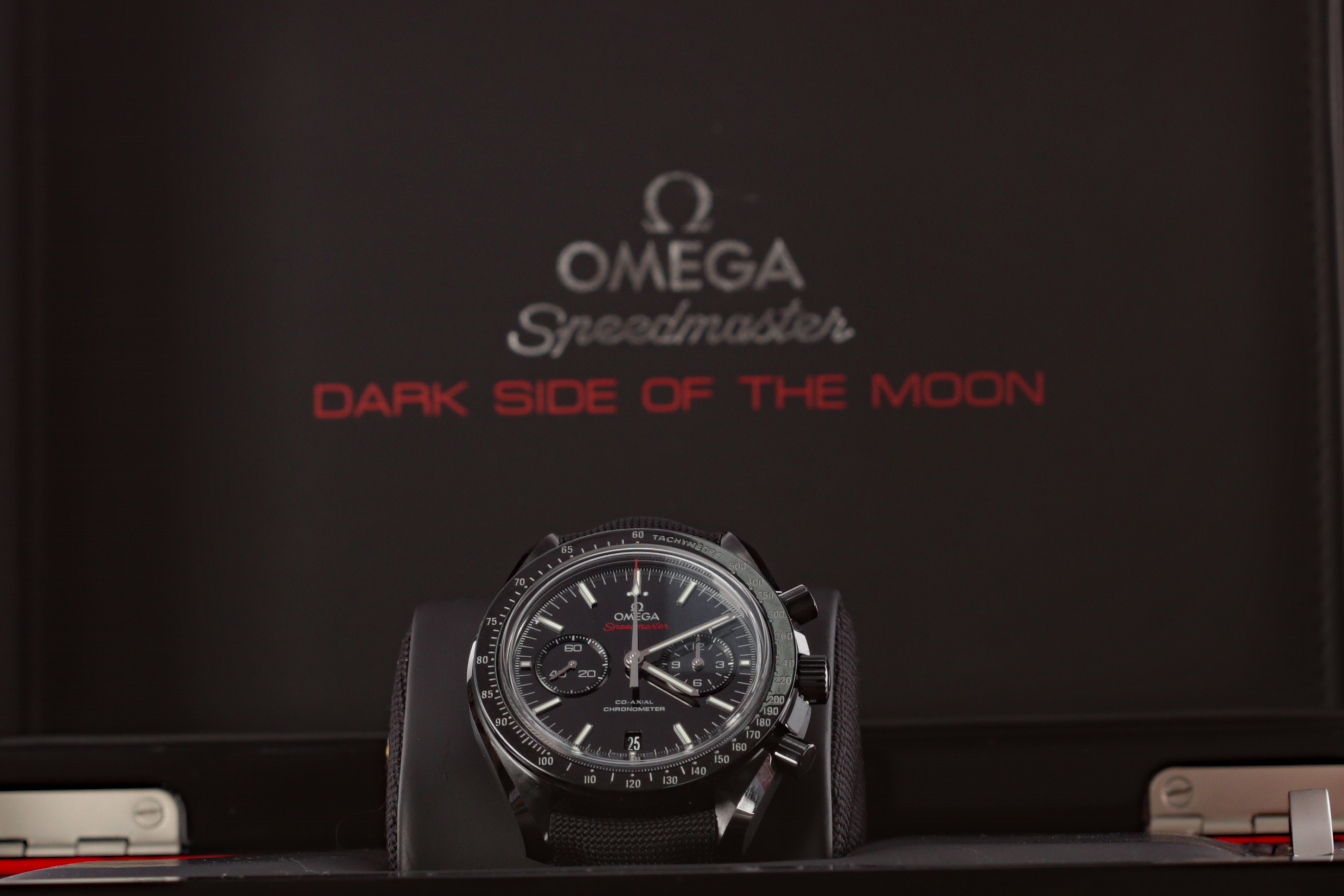 A GENTLEMAN'S OMEGA SPEEDMASTER 'DARK SIDE OF THE MOON' CERAMIC AUTOMATIC WRIST WATCH - Image 7 of 7