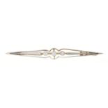 AN EDWARDIAN THREE STONE DIAMOND BAR BROOCH, IN GOLD MARKED 15CT, 6.5 CM, 5G