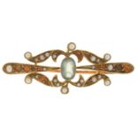 AN EDWARDIAN SPLIT PEARL AND AQUAMARINE BAR BROOCH IN GOLD MARKED 15CT, 3G