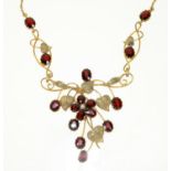 A GARNET SPRAY PENDANT IN GOLD ON INTEGRAL GOLD NECKLET, 10.5G