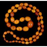 A NECKLACE OF AMBER BEADS, 43G