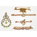 AN ART NOUVEAU PERIDOT AND SPLIT PEARL PENDANT IN GOLD, AND FOUR GEM SET BAR BROOCHES IN GOLD,