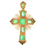 AN EMERALD CROSS PENDANT IN GOLD, UNMARKED, 6 CM L, 7G