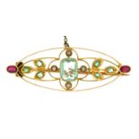 AN EMERALD AND RUBY BROOCH IN GOLD MARKED 15CT, EARLY 20TH C, 4G