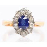 A SAPPHIRE AND DIAMOND CLUSTER RING IN 18CT GOLD, LONDON 1978, 4G, SIZE N