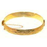 A 9CT GOLD TEXTURED BANGLE, 26.5G