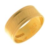 A 22CT GOLD WEDDING BAND, LONDON 1963, 5.4G, SIZE N