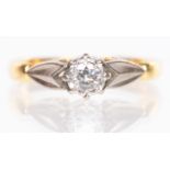 AN OLD CUT DIAMOND SOLITAIRE RING, IN 18CT GOLD, WITH BUD SHAPED PLATINUM SHOULDERS, 2.5G, SIZE L