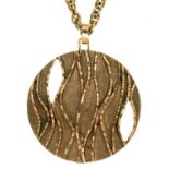 A 9CT GOLD ROUND ABSTRACT DESIGN PENDANT AND A 9CT GOLD NECKLET, 26G