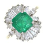 AN EMERALD AND DIAMOND CLUSTER RING IN WHITE GOLD MARKED 750, 8G, SIZE L½