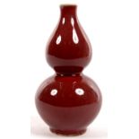 A CHINESE FLAMBE GLAZED DOUBLE GOURD VASE, 21CM H