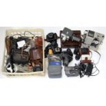 A QUANTITY OF VINTAGE CAMERAS AND PHOTOGRAPHIC EQUIPMENT, TO INCLUDE A ZEISS IKON NETTAR CAMERA