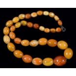 A NECKLACE OF AMBER BEADS, 19.5G