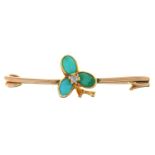 A TURQUOISE AND DIAMOND SET BROOCH, OF NATURALISTIC DESIGN, IN GOLD, UNMARKED, 3G