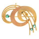 AN EMERALD BROOCH IN GOLD MARKED 18K, 8.5G