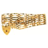 A 9CT GOLD GATE BRACELET AND PADLOCK, 15.5G