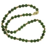 A NECKLACE OF NEPHRITE AND GOLD BEADS WITH GOLD CLASP, MARKED 750, 61 CM L