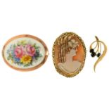 A SHELL CAMEO BROOCH IN GOLD MARKED 9CT, AN ENAMELLED FLOWER BROOCH IN GOLD MARKED 9CT AND ANOTHER