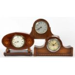 AN OVAL INLAID MAHOGANY MANTEL TIMEPIECE WITH ENAMEL DIAL AND FRENCH MOVEMENT, 17CM H AND TWO OAK