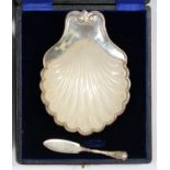 AN EDWARD VII SILVER BUTTER SHELL, FROSTED GLASS LINER, BY LEVI & SALAMAN, BIRMINGHAM 1902, CASED,