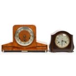 A SMITH'S 1930'S BROWN BAKELITE MANTEL CLOCK IN ARCHED CASE, GONG STRIKING MOVEMENT, 18CM H AND AN