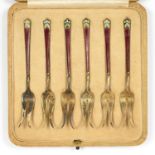 A SET OF SIX EDWARD VII SILVER AND ENAMEL PICKLE FORKS, IMPORT MARKED LONDON 1909, CASED, 1OZ 12DWTS