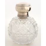 AN EDWARD VII SILVER MOUNTED CUT GLASS SCENT BOTTLE, WITH STOPPER 13 CM H, LONDON 1903