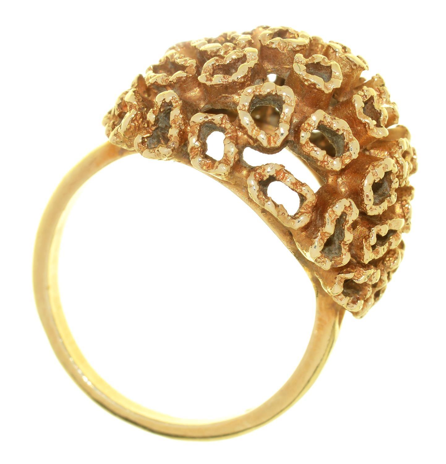 AN ABSTRACT GOLD DRESS RING, MAKER'S MARK GL IN OVAL PUNCH AND 585, 7.9G, SIZE N - Image 2 of 2