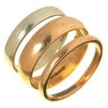 THREE 9CT GOLD WEDDING RINGS, 9G, SIZES N - Q