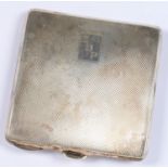 A GEORGE VI SILVER COMPACT, 7 CM W, BY WILLIAM NEALE & SON, BIRMINGHAM 1949, 3OZS 13DWTS