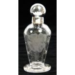 A SILVER COLOURED METAL MOUNTED ROCK CRYSTAL ENGRAVED GLASS SCENT BOTTLE AND CAP, DECORATED WITH A