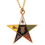 A MASONIC ORDER OF THE EASTERN STAR ENAMEL PENDANT IN 9CT GOLD, BIRMINGHAM 1970, ON GOLD CHAIN