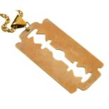 A 9CT GOLD RAZOR BLADE PENDANT ON GOLD CHAIN MARKED 9C, 10G